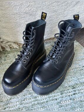 Dr. Martens 1460 Pascal Max Leather Platform Boots - Women’s Size 8 - EUC